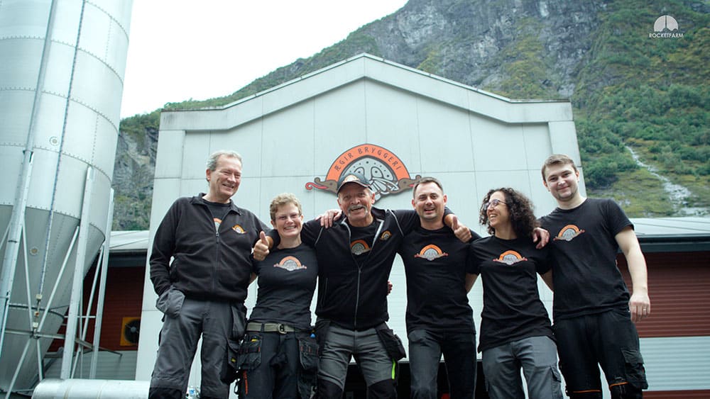 Happy employees at Ægir brewery after installing a Pally palletizing solution