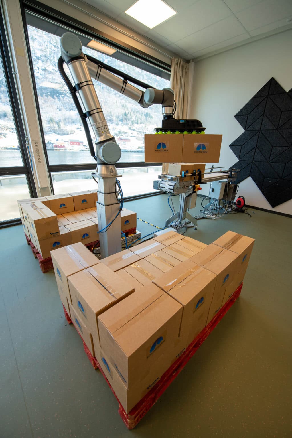 Cobot palletizng solution with Piab gripper at Rocketfarm robotlab
